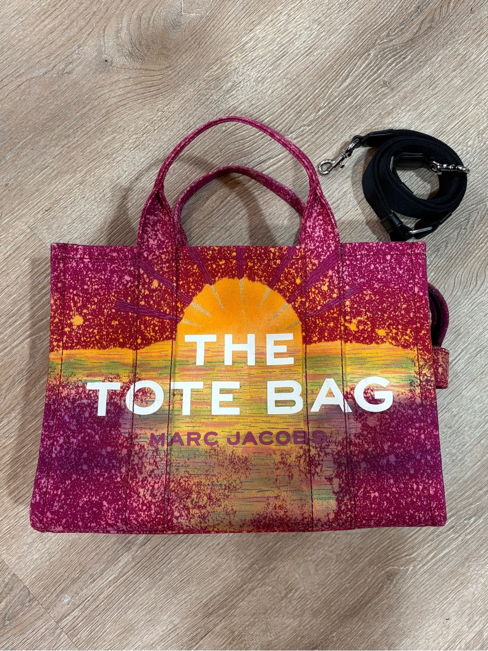 Medium Marc Jacobs โGlittering Sunsetโ ๐
The Tote Bag